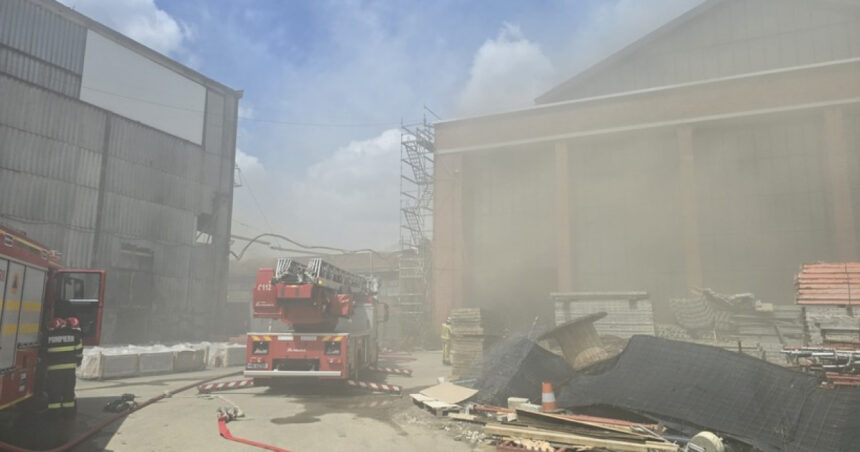 Flăcări devastatoare în Sectorul 3 al Capitalei, aproape de Hala Laminor - Avertizare Ro-Alert din cauza fumului toxic! 1 video incendiu la o structura din sectorul 3 al capitalei lipita de hala laminor mesaj ro alert din cauza degajarilor de fum 682b15277348f