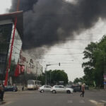 Flăcări devastatoare în mall-ul din Arad: Doi lucrători, prinși pe acoperiș în mijlocul incendiului. Alertă RO-Alert activată! 3 video incendiu puternic la un mall din arad doi angajati surprinsi de foc pe acoperisul cladirii a fost emis mesaj ro alert 681f63f204777