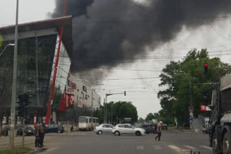 video incendiu puternic la un mall din arad doi angajati surprinsi de foc pe acoperisul cladirii a fost emis mesaj ro alert 681f63f204777