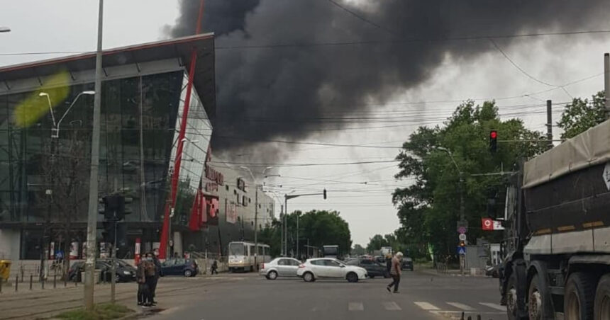 Flăcări devastatoare în mall-ul din Arad: Doi lucrători, prinși pe acoperiș în mijlocul incendiului. Alertă RO-Alert activată! 1 video incendiu puternic la un mall din arad doi angajati surprinsi de foc pe acoperisul cladirii a fost emis mesaj ro alert 681f63f204777