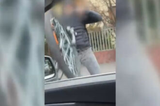 video incident violent in trafic la timisoara un biciclist a atacat o soferita si i a spart parbrizul masinii 6819b3ce62855