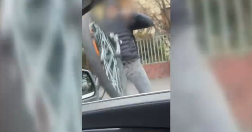 Timișoara: Conflict pe șosele, un biciclist își îndreaptă furia spre o șoferiță și îi distruge parbrizul! 1 video incident violent in trafic la timisoara un biciclist a atacat o soferita si i a spart parbrizul masinii 6819b3ce62855