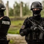 Mascații în acțiune în Constanța: Capturarea unui traficant de droguri asemănătoare celor care au provocat moartea studentei olimpice Shara 3 video interventie cu mascatii la un traficant din constanta vindea droguri similare celor care au ucis o pe shara studenta olimpica 6834603175647