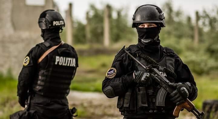 Mascații în acțiune în Constanța: Capturarea unui traficant de droguri asemănătoare celor care au provocat moartea studentei olimpice Shara 1 video interventie cu mascatii la un traficant din constanta vindea droguri similare celor care au ucis o pe shara studenta olimpica 6834603175647