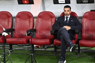 video lectia pe care le a predat o elias charalambous jucatorilor de la fcsb i am luat telefonul lui adrian sut si am facut asta 682730f4519ae