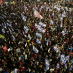 Mii de oameni se adună la Tel Aviv pentru a cere eliberarea ostaticilor – o mobilizare impresionantă după 600 de zile de conflict. 3 video manifestatie cu mii de oameni la tel aviv pentru eliberarea ostaticilor mobilizare uriasa dupa 600 de zile de razboi 68377f31af7d9