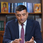 „George Simion își adresează diaspora după prima rundă a alegerilor prezidențiale: „A fost o provocare să rostesc aceste cuvinte”” 3 video mesajul lui george simion pentru diaspora dupa primul tur al prezidentialelor mi a fost greu sa spun acest discurs 6818b1d96dd4c