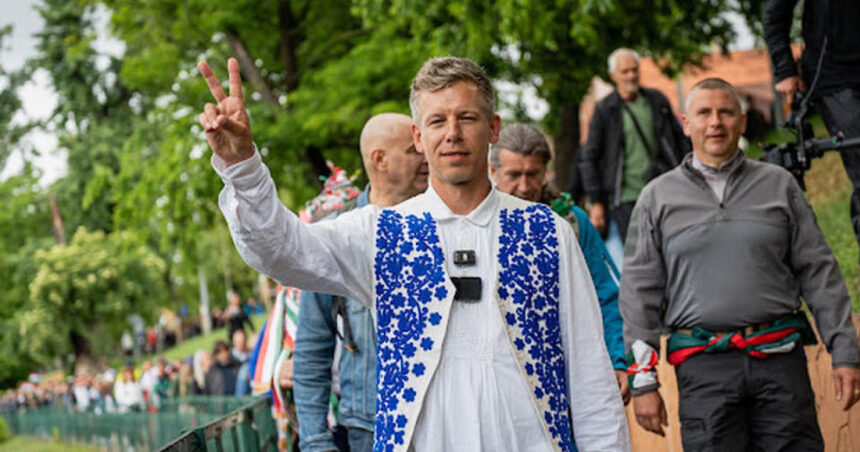 „Îndemnul rivalului lui Viktor Orban la Oradea: „Românii și maghiarii au înfruntat ura împreună. Este timpul să ne consolidăm relațiile!”” 1 video mesajul transmis la oradea de rivalul lui viktor orban romanii si maghiarii au respins impreuna ura merita sa fim in relatii bune 6834452261330
