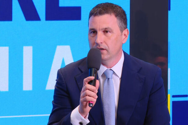 video momentul in care ministrul finantelor incurca vestul cu estul intr un discurs despre viitorul romaniei 681b2f5ba20ce