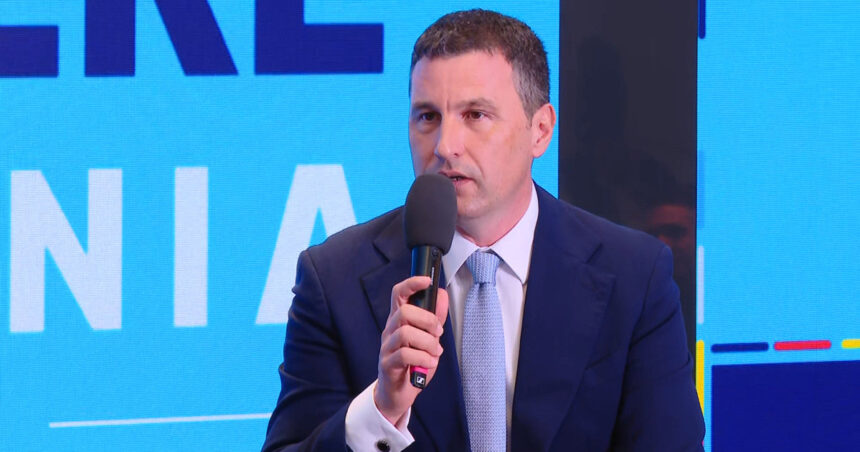 video momentul in care ministrul finantelor incurca vestul cu estul intr un discurs despre viitorul romaniei 681b2f5ba20ce