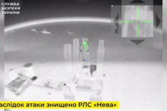 video momentul in care obiective militare ale kremlinului in marea neagra sunt distruse de o lovitura combinata de drone maritime si aeriene 682ae767ec109