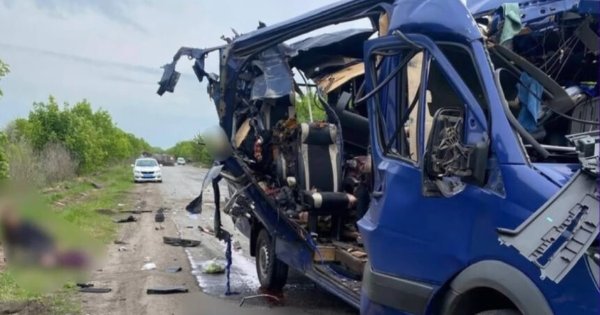 Nouă vieți curmate într-un atac devastator cu dronă în Ucraina: tragedie pe drumurile războiului 1 video noua persoane au murit dupa un atac rusesc cu drona asupra unui autobuz in ucraina 68283648eae6a