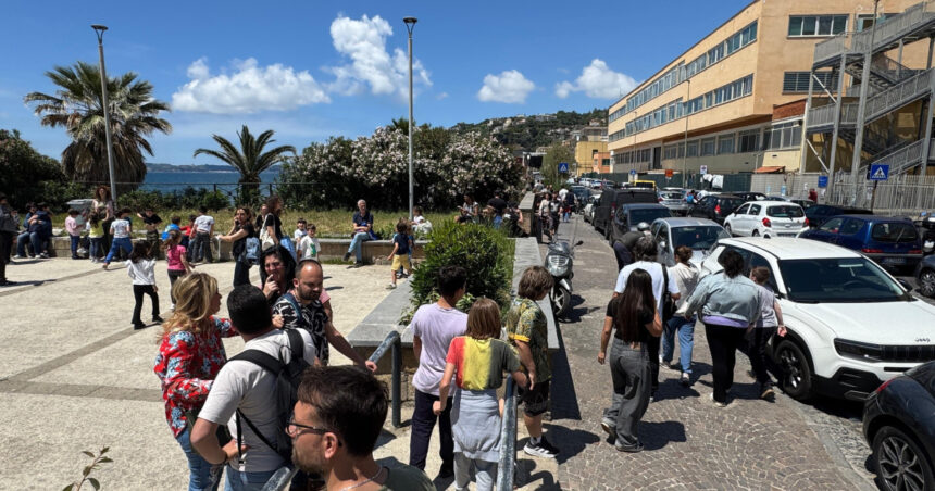 Alarmă în Napoli: Cutremur de 4,4 grade provoacă evacuări în școli, metrou oprit și haos în trafic 1 video panica la napoli dupa un cutremur de 44 scoli evacuate metrou blocat si trafic paralizat 682367cde7ce4