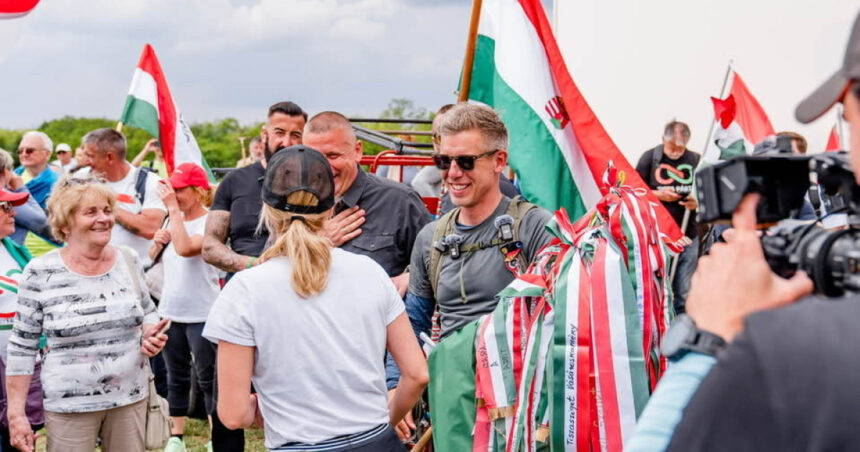 Peter Magyar, rivalul lui Viktor Orban, a atins frontiera cu România în „marea sa călătorie de un milion de pași” 1 video peter magyar oponentul lui viktor orban a ajuns la granita cu romania in marsul celor un milion de pasi 683089a5b172e