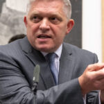 Robert Fico, un an de la încercarea de asasinat: ședința de guvern în locul tragediei 2 video premierul slovac robert fico a tinut o sedinta de guvern in locul in care era sa moara acum un an cand a fost impuscat 68271d2ac368c