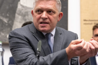 video premierul slovac robert fico a tinut o sedinta de guvern in locul in care era sa moara acum un an cand a fost impuscat 68271d2ac368c