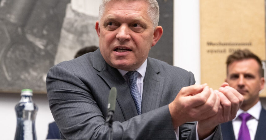 Robert Fico, un an de la încercarea de asasinat: ședința de guvern în locul tragediei 1 video premierul slovac robert fico a tinut o sedinta de guvern in locul in care era sa moara acum un an cand a fost impuscat 68271d2ac368c