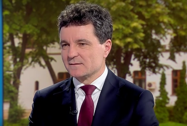 Ceremonia solemnă a jurământului: Nicușor Dan își începe mandatul în fața Camerelor reunite, cu fiica sa alături. 1 video presedintele ales nicusor dan depune juramantul in plenul camerelor reunite moment care marcheaza inceperea mandatului sau fiica sa asista la ceremonie 683431b154696