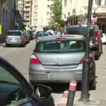 Lupta zilnică pentru parcări în Capitală: Amenzile pe care le pot primi cei care ocupă ilegal locurile publice 3 video razboiul de zi cu zi al parcarilor din capitala ce amenda risca cei care rezerva ilegal locurile de pe domeniul public 683941666a867