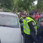 Protest pasional în vestul Ucrainei: Oamenii au oprit un vehicul de recrutare militară și i-au distrus anvelopele 2 video razvratire intr un oras din vestul ucrainei mai multe persoane au blocat un vehicul de recrutare al armatei si i au intepat anvelopele 6839bfc1e8616