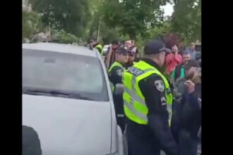 video razvratire intr un oras din vestul ucrainei mai multe persoane au blocat un vehicul de recrutare al armatei si i au intepat anvelopele 6839bfc1e8616