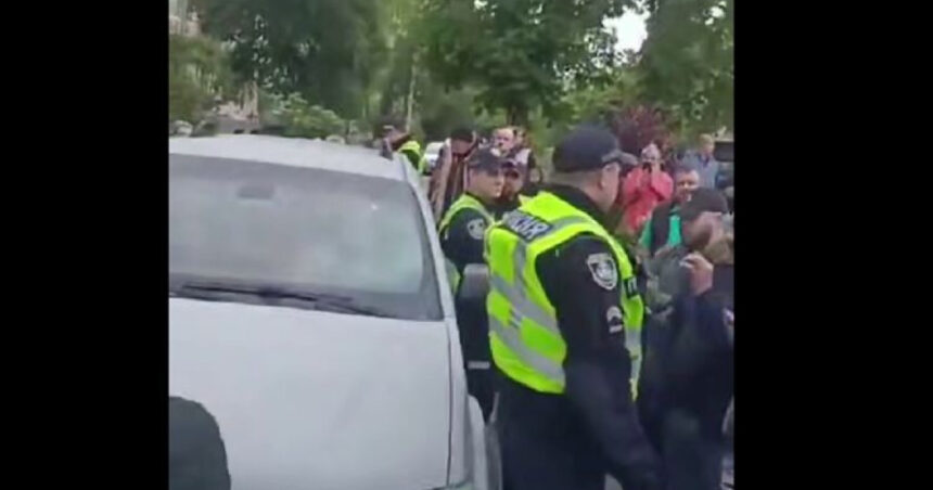 Protest pasional în vestul Ucrainei: Oamenii au oprit un vehicul de recrutare militară și i-au distrus anvelopele 1 video razvratire intr un oras din vestul ucrainei mai multe persoane au blocat un vehicul de recrutare al armatei si i au intepat anvelopele 6839bfc1e8616
