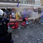 Tulburări în Polonia înainte de finala Conference League: Intervenție spectaculoasă a poliției pentru a calma spiritele dintre suporterii Betis și Chelsea! 2 video scene violente in polonia inaintea finalei conference league politia a intervenit in forta pentru a desparti fanii lui betis si chelsea 6836ca8023fb5