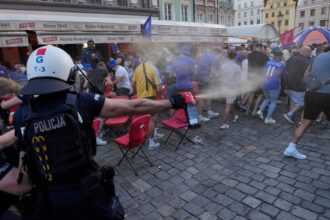 video scene violente in polonia inaintea finalei conference league politia a intervenit in forta pentru a desparti fanii lui betis si chelsea 6836ca8023fb5