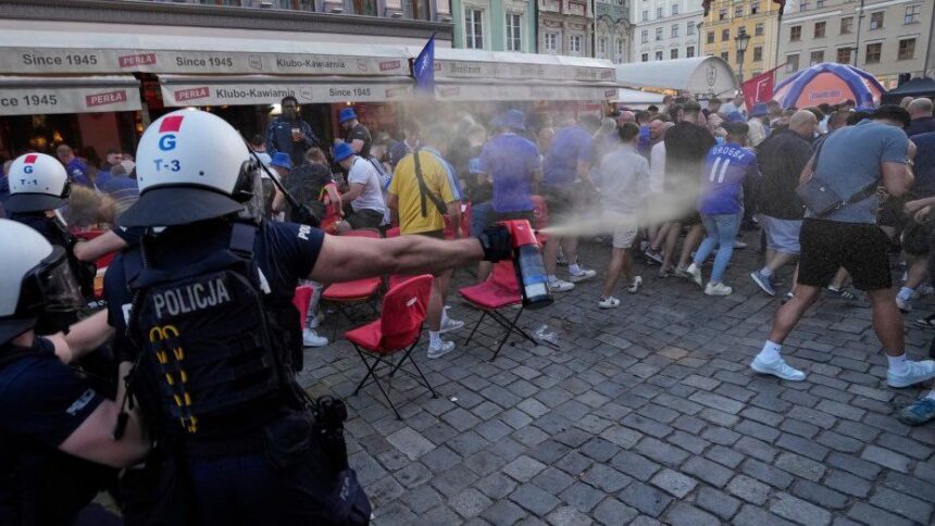 Tulburări în Polonia înainte de finala Conference League: Intervenție spectaculoasă a poliției pentru a calma spiritele dintre suporterii Betis și Chelsea! 1 video scene violente in polonia inaintea finalei conference league politia a intervenit in forta pentru a desparti fanii lui betis si chelsea 6836ca8023fb5