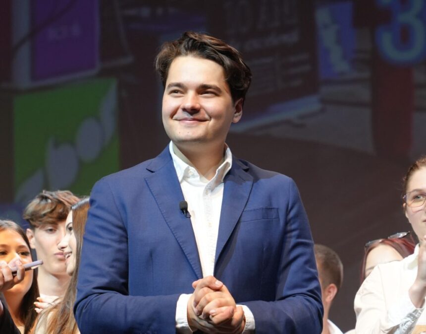 Selly, reprezentantul generației Z, onorat cu o diplomă la Constanța: „Drogurile sunt o problemă terifiantă în România. A te droga nu este deloc la modă. Îți ruinezi existența.” 1 video selly vocea generatiei z distins cu diploma de onoare la constanta consumul de droguri este un fenomen infiorator in romania nu este cool sa te droghezi iti distrugi viata 6836285534e38