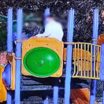 Constănțeni neastâmpărați surprinși în timp ce devastau o bicicletă de închiriat și echipamentele de joacă! 2 video smecheri din constanta filmati in timp ce distrug o bicicleta bike sharing si mobilier de la un loc de joaca 681b137e7da54