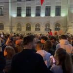 Mii de oameni se adună în inima Capitalei pentru a celebra succesul lui Nicușor Dan! 3 video sute de cetateni sunt in centrul capitalei pentru a sarbatori victoria lui nicusor dan 682a3db0f4086