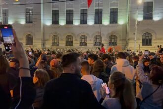 video sute de cetateni sunt in centrul capitalei pentru a sarbatori victoria lui nicusor dan 682a3db0f4086