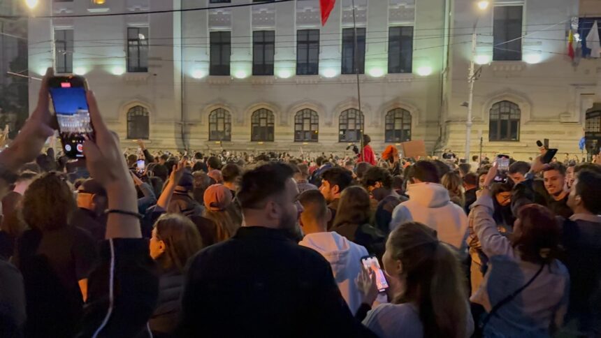 Mii de oameni se adună în inima Capitalei pentru a celebra succesul lui Nicușor Dan! 1 video sute de cetateni sunt in centrul capitalei pentru a sarbatori victoria lui nicusor dan 682a3db0f4086
