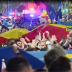 Mii de cetățeni s-au adunat în inima Capitalei pentru a celebra triumful lui Nicușor Dan în alegerile prezidențiale! 3 video sute de oameni au iesit in centrul capitalei pentru a sarbatori victoria lui nicusor dan la alegerile prezidentiale 682a44f861ca5