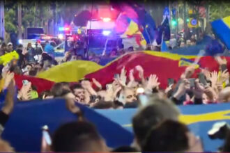video sute de oameni au iesit in centrul capitalei pentru a sarbatori victoria lui nicusor dan la alegerile prezidentiale 682a44f861ca5