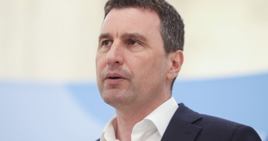 Tanczos Barna discută despre creșterea TVA-ului: Analizăm toate opțiunile disponibile, iar alegerea finală aparține partidelor. 1 video tanczos barna despre majorarea tva punem pe masa toate scenariile posibile decizia revine partidelor 68383cd9acbf5