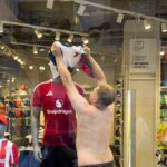 Tolea Ciumac în acțiune! Confruntare spectaculoasă între susținătorii lui Tottenham și Manchester United înaintea marii finale a Europei! 2 video tolea ciumac style bataie cu tomberoane intre fanii lui tottenham si manchester united inainte de finala europa league 682dac034c775
