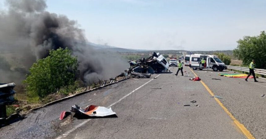 Catastrofă în Mexic: 21 de vieți curmate într-un accident devastator 1 video tragedie in mexic cel putin 21 de persoane au murit in urma unui carambol 6825a23332e79