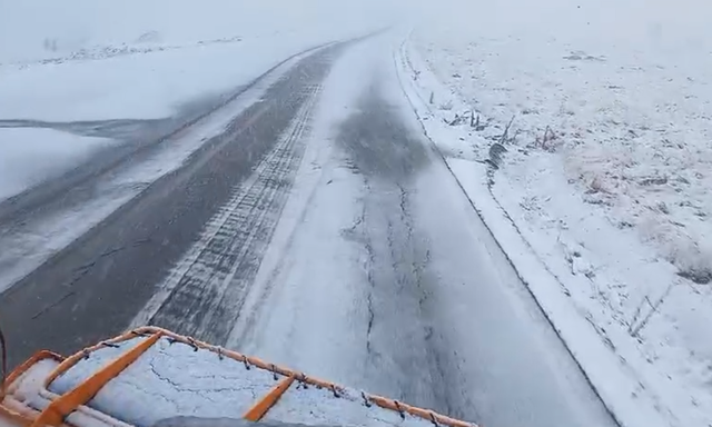 Zăpadă pe Transalpina: Deschiderea drumului întârziată de condițiile meteo 1 video zapada pe transalpina drumarii amana deschiderea 68296dc14efed