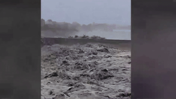 video zeci de localitati afectate de ploi in buzau apa din baraj a fost deversata controlat pentru ca viitura sa nu inunde casele oamenilor 6836ba5e5bd83