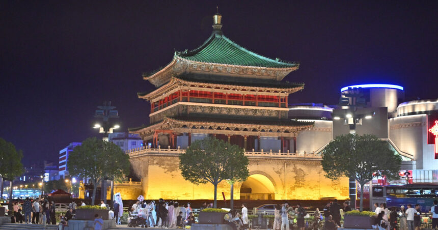 Turiști în stare de alertă: prăbușirea acoperișului unui turn de 600 de ani în China creează panică! 1 video zeci de turisti in pericol dupa ce acoperisul unui turn vechi de 600 de ani s a prabusit in china imagini cu momentul dramatic 682d9f6defc96