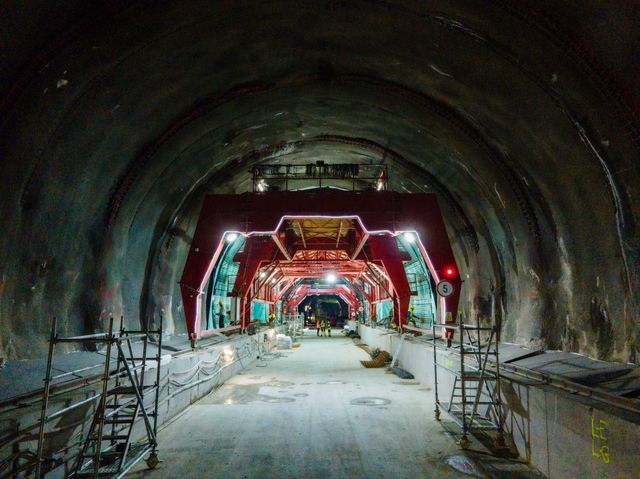 Austriecii de la PORR au mobilizat 500 de muncitori pentru realizarea primului tunel forat de pe autostrăzile românești, aducând o nouă speranță la capătul acestuia! 1 videofoto austriecii de la porr au adus 500 muncitori la primul tunel forat construit pe o autostrada din romania dupa ce au deschis o noua luminita de la capatul tunelului 6830442b202a4