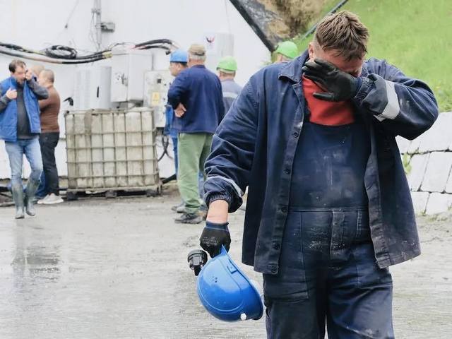 Prahul de la Salina Praid afectează mii de familii: Proteste și indignare – Așa arată tehnologia în zilele noastre? E necesar să ne bazăm pe țăruși în fața inundațiilor? 1 videofoto dezastrul de la salina praid lasa mii de oameni fara venit revolta si proteste asta este tehnologie azi trebuie fixat cu tarusi cand vine apa mare 6839d67fef18f