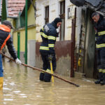 Furtuni devastatoare în țară: sute de persoane evacuate, locuințe și căi de acces sub ape. Alertă maximă de inundații continuă să fie activă. 2 videofoto ploile si viiturile fac ravagii in tara sute de oameni evacuati case si drumuri inundate codul rosu de inundatii ramane in vigoare 68380bdaf143d