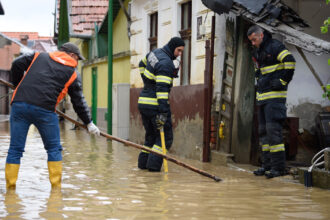 videofoto ploile si viiturile fac ravagii in tara sute de oameni evacuati case si drumuri inundate codul rosu de inundatii ramane in vigoare 68380bdaf143d