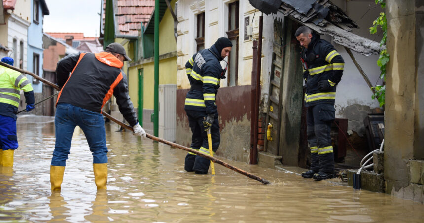 Furtuni devastatoare în țară: sute de persoane evacuate, locuințe și căi de acces sub ape. Alertă maximă de inundații continuă să fie activă. 1 videofoto ploile si viiturile fac ravagii in tara sute de oameni evacuati case si drumuri inundate codul rosu de inundatii ramane in vigoare 68380bdaf143d