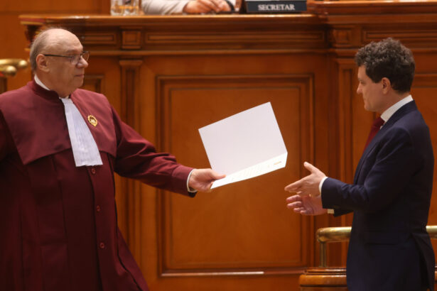 videofoto sa va fie rusine ccr momentul in care un deputat pot protesteaza la investirea lui nicusor dan 68346f8150cd4