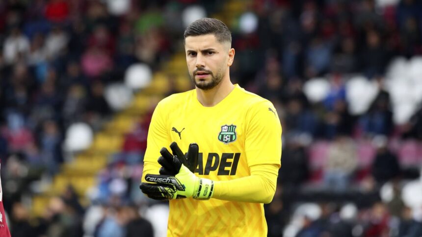Destinul lui Horațiu Moldovan la Sassuolo, incert! Italienii explorează opțiuni pentru un alt goalkeeper, urmașul unei legende. 1 viitorul lui horatiu moldovan la sassuolo in aer italienii tatoneaza deja un alt portar fiul unei legende 682c8136f33a4