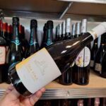O alegere rafinată pentru ziua de azi: un vin alb din Sardinia, cu arome subtile de ananas, flori de portocal și nuanțe de măr. O experiență gustativă delicată și elegantă, perfectă pentru a fi savurată alături de aperitive, fructe de mare, pește sau paste. 2 vinul zilei un alb din sardinia cu note olfactive de ananas floare de portocal si tente de mar pe palat arome simple elegante si catifelate de savurat alaturi de aperitive fructe de mare pest 68316448826f8